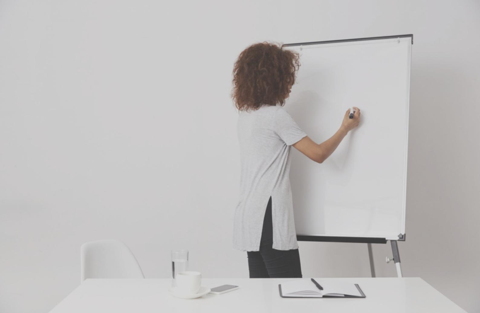 Espace de travail organisé avec tablette et documents financiers