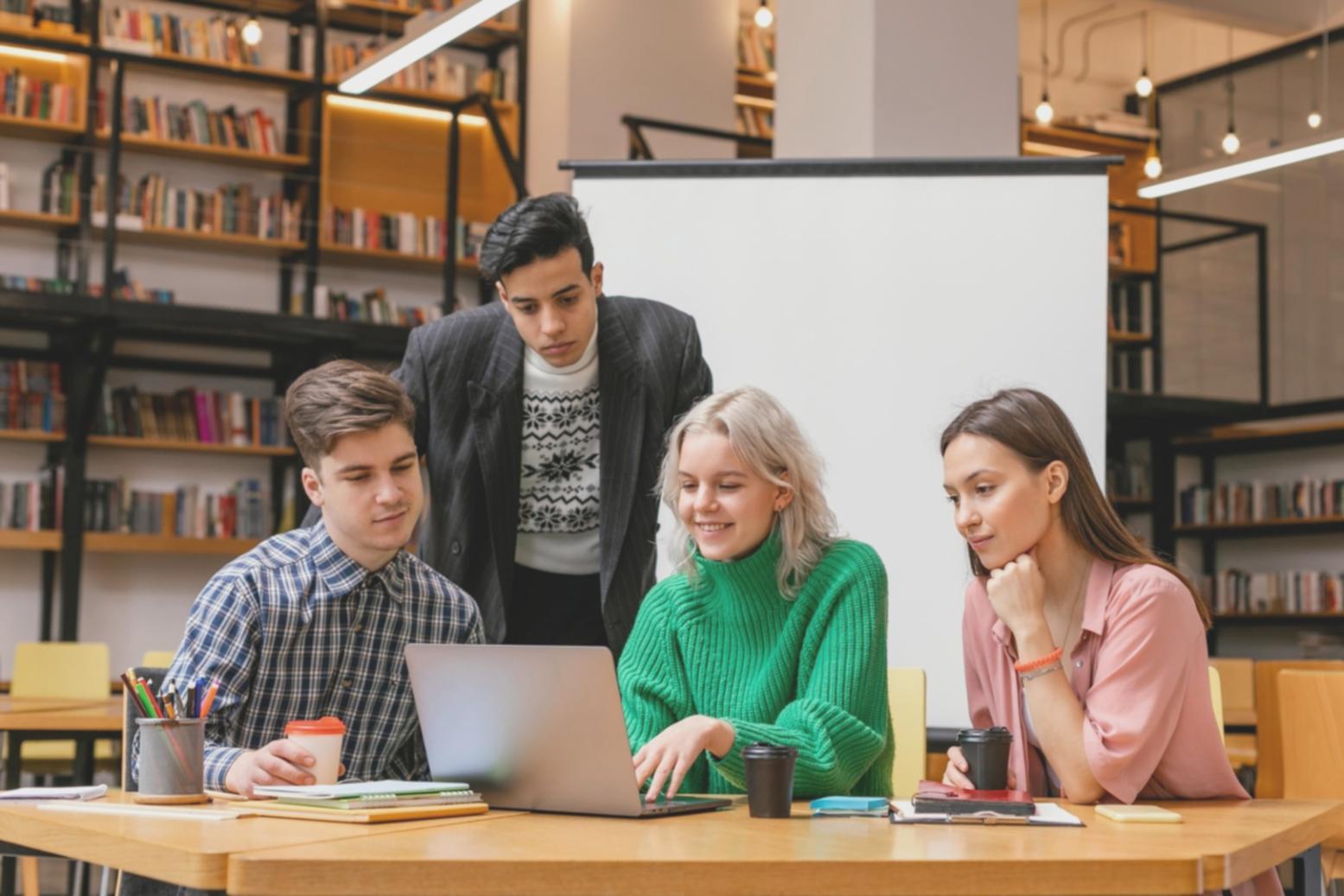 Environnement de travail moderne avec écran affichant des graphiques financiers