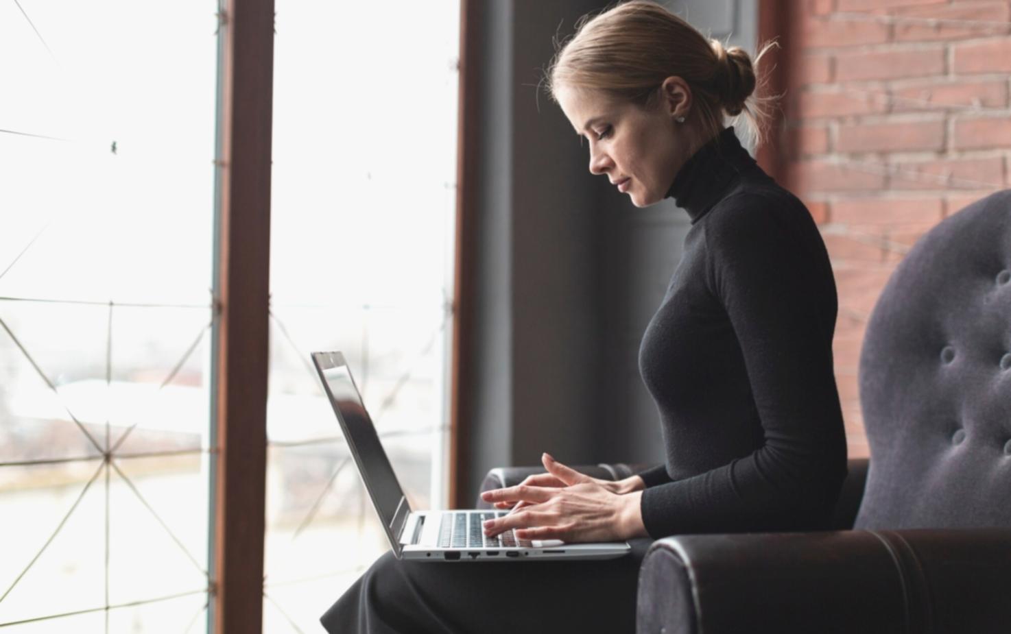 Espace de travail moderne avec outils numériques pour entrepreneurs